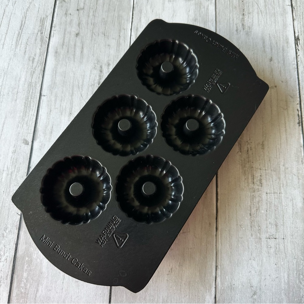 PREOWNED MINI BUNDT CAKE PAN MOULD BLACK